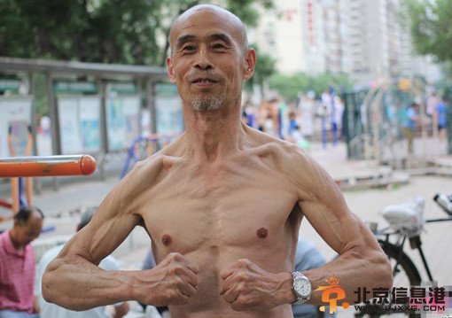<a href='http://www.bjxxg.cn/news/beijing/' target='_blank'><u>北京</u></a>65岁老人坚持练身15年成“肌肉男” 人生最美夕阳红