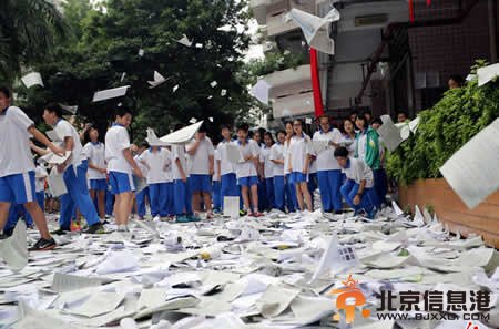 2014<a href='http://www.bjxxg.cn/edu/gaokao/' target='_blank'><u>高考</u></a>倒计时 学生将废弃试卷扔出教室减压