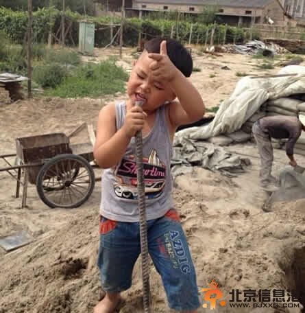 工地重金属摇滚弟走红图片曝光 特别有明星范儿