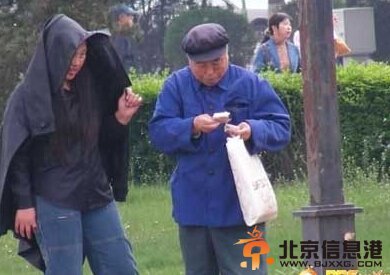 哈尔滨江边老头乐现场交易图片曝光 光天化日之下亲吻不顾晚节