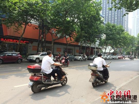 南京部分慢车道变停车位停车费翻番市民怨添堵