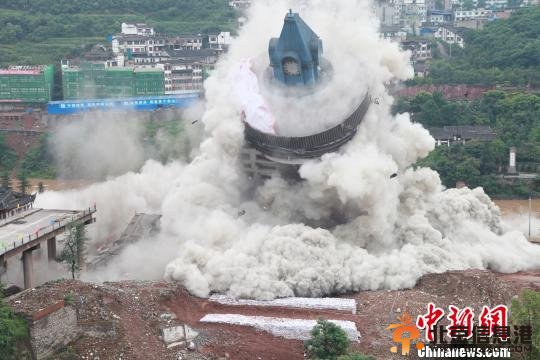 贵州仁怀茅台大桥及钟楼定向爆破拆除成功(图) 
