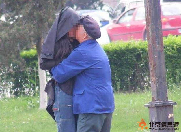 哈尔滨街头公开上演“老头乐”色情搂抱亲吻行为 年过半百老人如此不矜持