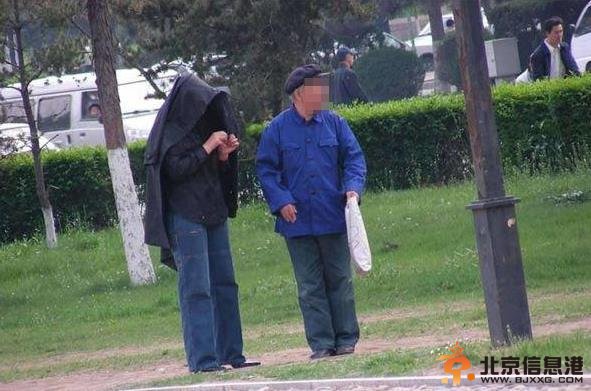 哈尔滨街头公开上演“老头乐”色情搂抱亲吻行为 年过半百老人如此不矜持