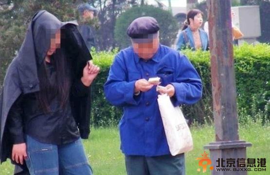 哈尔滨街头公开上演“老头乐”色情搂抱亲吻行为 年过半百老人如此不矜持
