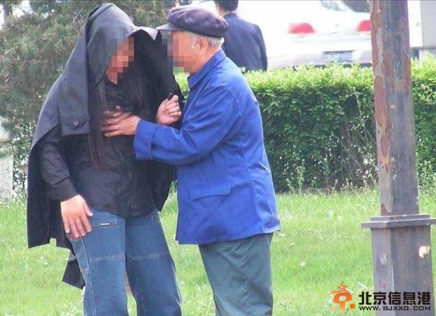 哈尔滨街头公开上演“老头乐”色情搂抱亲吻行为 年过半百老人如此不矜持