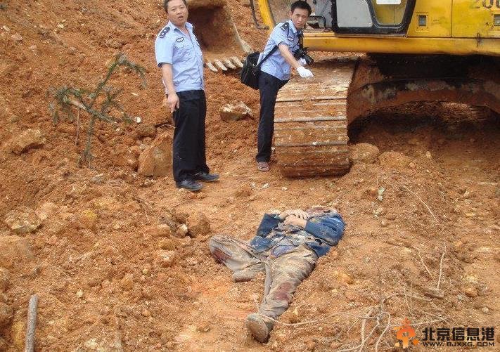 甘肃女村民堵路当场碾压致死如纸片人 政府6年不作为亦是刽子手