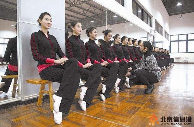 新疆高铁首开通上演动姐秀 盘点比空姐们还妖艳的新疆动姐