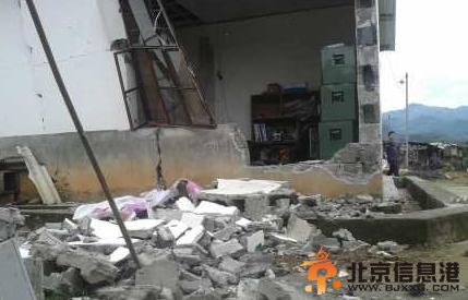 云南盈江再发6.1级地震救援现场高清图片 368名师生躲空地上
