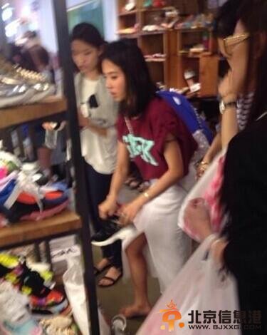 　　蔡依林被网友目击连续2天现身韩国平价购物区。