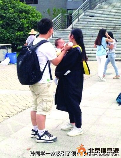 大四女生抱8个多月大女儿拍毕业照 称找工作更有优势