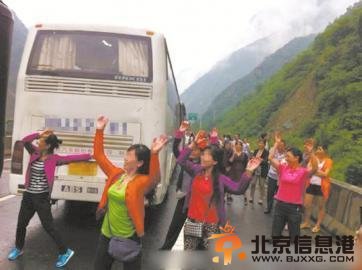 四川五大妈高速路堵车跳广场舞 民警称未违法