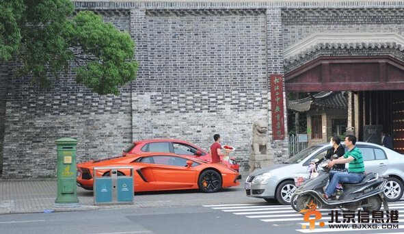 组图：土豪男子开豪车中学门前求婚 女主角拂手而去