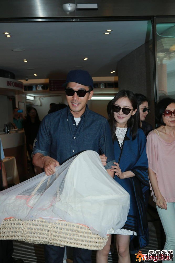 杨幂出院刘恺威提婴儿篮 遭媒体围堵