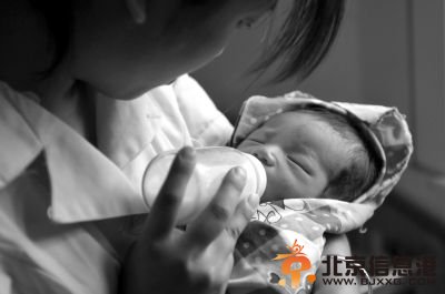济南六岁女孩昏睡中被扔弃婴岛 另一女孩父亲跪地磕头“对不起你”