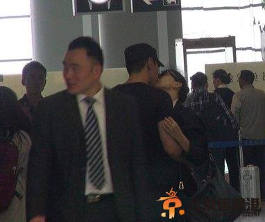 高圆圆法国蜜月当众热吻 与赵又廷上演咱们结婚吧