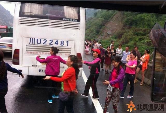 雅安大妈高速路跳广场舞 网友:人类已无法阻止广场舞和凤凰传奇了！