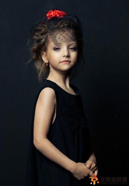 俄罗斯童模百变造型惊艳走光 仿佛精灵落凡间