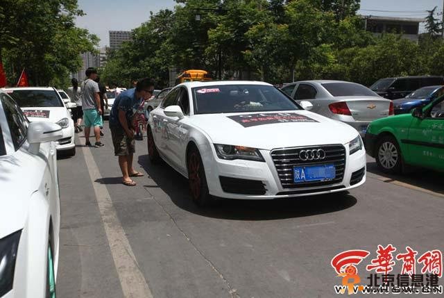 陕西咸阳现豪车送考队 法拉利保时捷变身爱心助考车