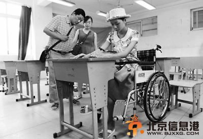 温江女学霸迎一个人考场 4月曾遭遇严重车祸