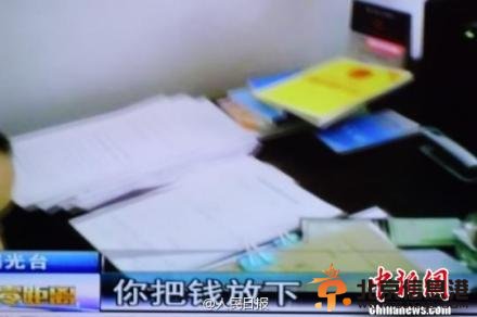 视频曝光青海西宁交警索贿：200元“赎回”驾照