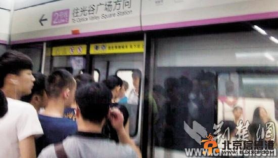女子武汉地铁内报假警称有人持刀抢劫 引发恐慌