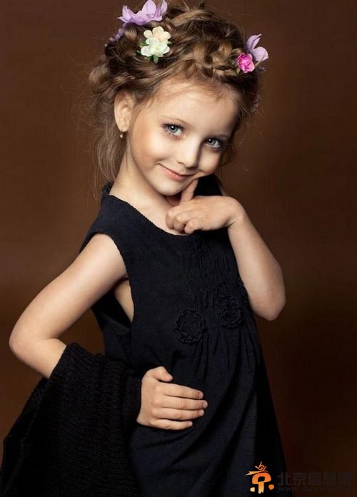 俄罗斯童模百变惊艳走红 似精灵落凡间