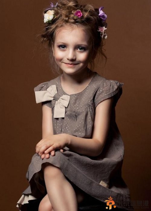 俄罗斯童模百变惊艳走红 似精灵落凡间