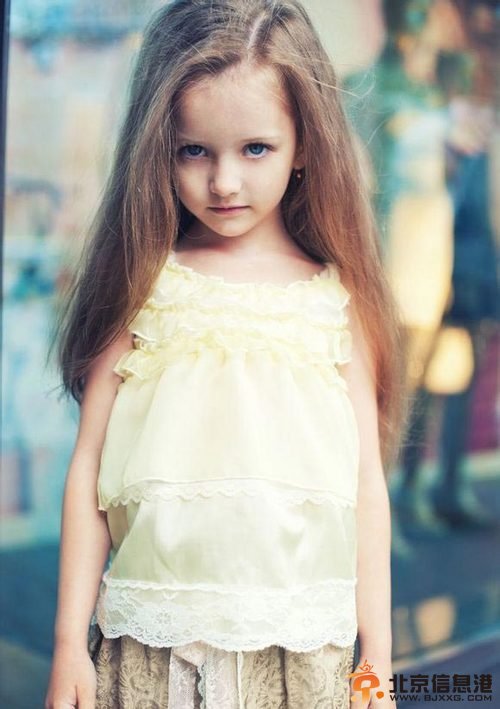 俄罗斯童模百变惊艳走红 似精灵落凡间