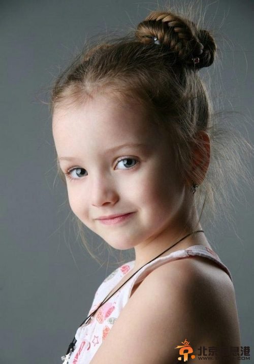 俄罗斯童模百变惊艳走红 似精灵落凡间