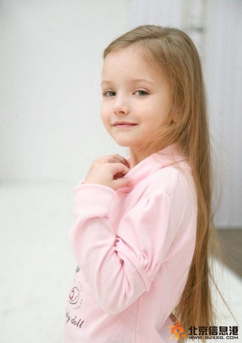 俄罗斯童模百变惊艳走红 似精灵落凡间