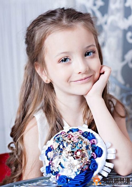 俄罗斯童模百变惊艳走红 似精灵落凡间