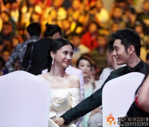 黄晓明贴心扶Angelababy上台两人甜蜜耳语（图）