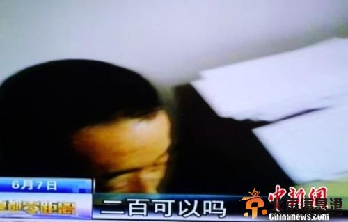 公然索贿。（视频截图）