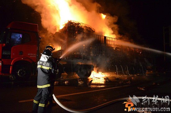货车高速路上起火 车上9000只活鸡变