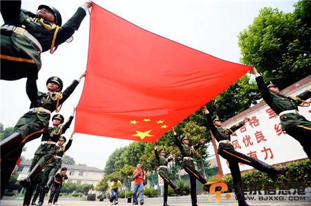 青奥好男儿 汗水铸辉煌