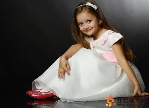 俄罗斯童模萌爆网络 古灵精怪似落凡精灵