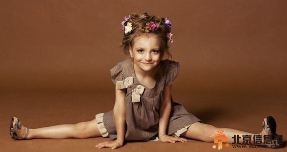 俄罗斯童模萌爆网络 古灵精怪似落凡精灵