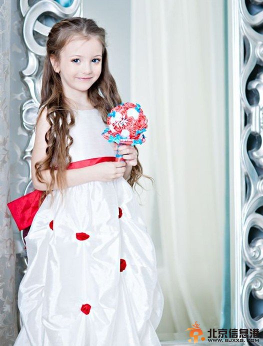 俄罗斯童模萌爆网络 古灵精怪似落凡精灵