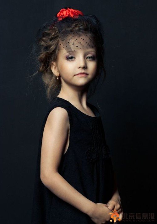 俄罗斯童模萌爆网络 古灵精怪似落凡精灵