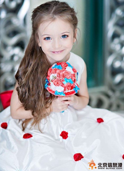 俄罗斯童模萌爆网络 古灵精怪似落凡精灵