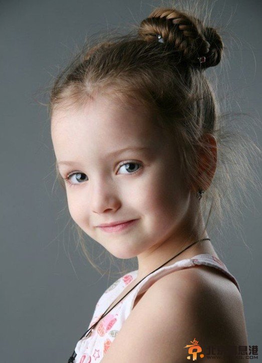 俄罗斯童模萌爆网络 古灵精怪似落凡精灵