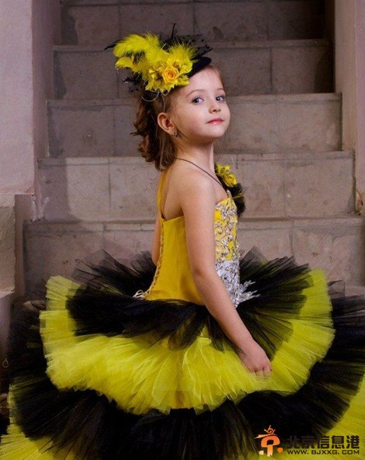 俄罗斯童模萌爆网络 古灵精怪似落凡精灵