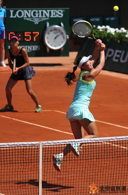  当地时间6月8日，彭帅（前）与谢淑薇在比赛中。 　　当日，在法国巴黎举行的法国网球公开赛女子双打决赛中，“海峡组合”彭帅与谢淑薇以2比0战胜意大利组合埃拉尼与文奇，夺得冠军。 新华社记者 陈晓伟摄