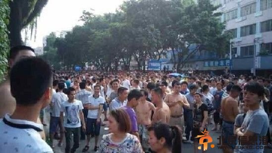 广州三元里数百人聚集与执法人员对峙(图)
