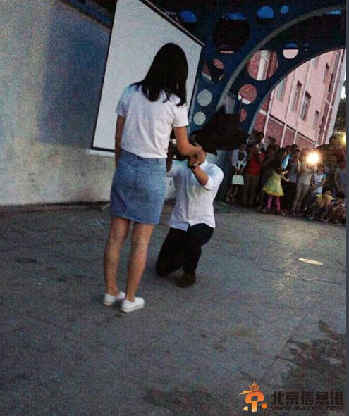 吉林大四学生向女老师求婚 场面堪比<a href='http://www.bjxxg.cn/ent/mingxing/' target='_blank'><u>明星</u></a>见面会