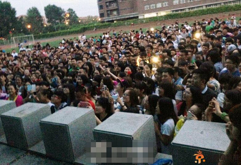 吉林大四学生向女老师求婚 场面堪比<a href='http://www.bjxxg.cn/ent/mingxing/' target='_blank'><u>明星</u></a>见面会