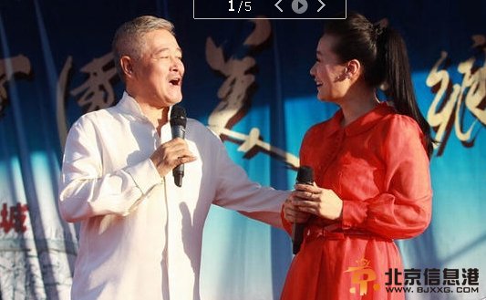 赵本山谭晶下农村 牵手合唱《夫妻双双把家还》现场播放