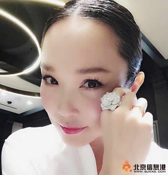 小龙女范文芳怀孕7月身材纤细 网友大赞女神妈妈