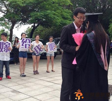 厦门大学一女生拍毕业照被学弟现场求婚